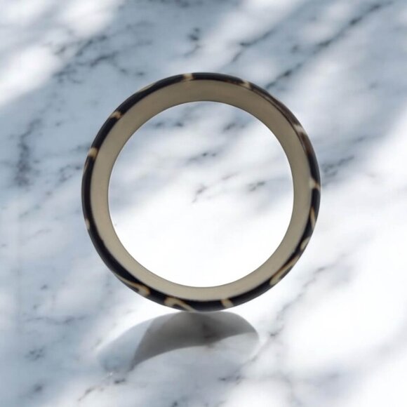 Dark Resin Bangle with Wavy Line Inlay - Abstract Bohemian Bracelet - Picture 3 of 4